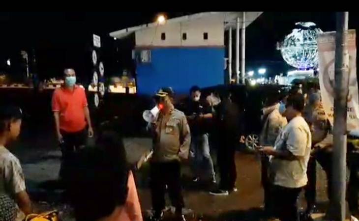  Aparat gabungan Majalengka membubarkan kerumunan warga. (Foto: MP/Humas Polres Majalengka)