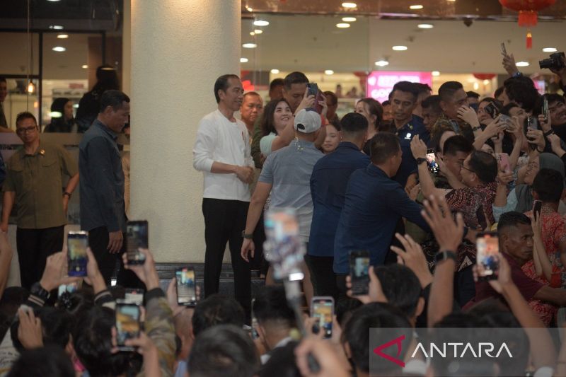  Warga Sambut Jokowi saat Kunjungi Megamall Manado