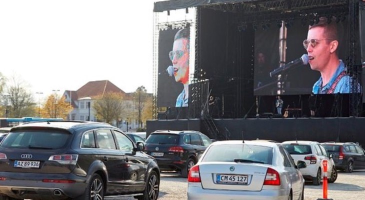 Viral! Musisi Asal Denmark Buat Konser 'Drive In', Penonton #DiMobilAja
