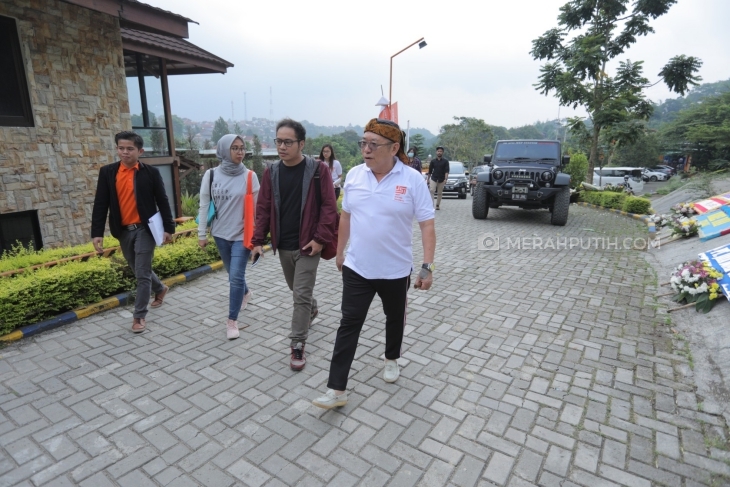 Jerry Hermawan Lo menjelaskan penginapan di JSI Resort ke salah satu wartawan (MP/Rizki Fitrianto)