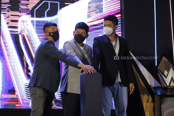 Para CEO Dewa United menekan tombol peresmian. (Foto: MP/Rizki Fitrianto)