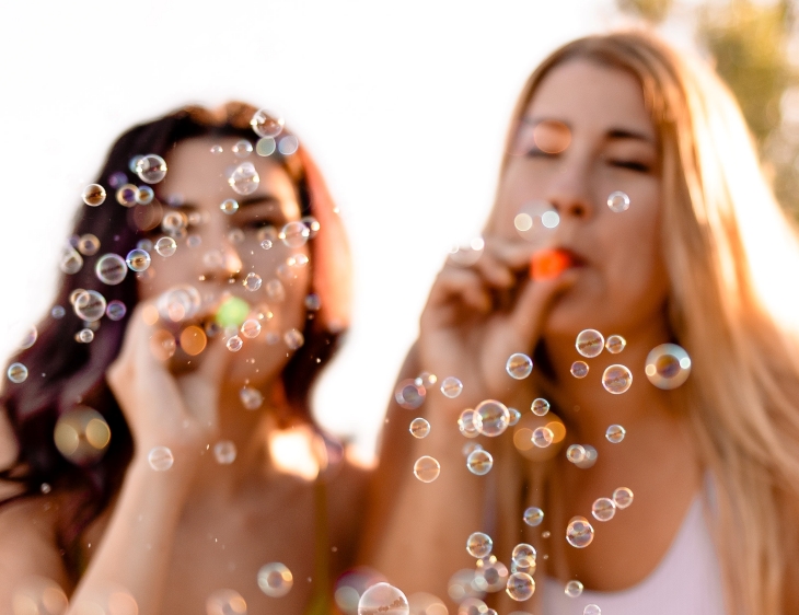 kelilingi diri dengan orang positif (Foto: Pexels/Wendi Wei)