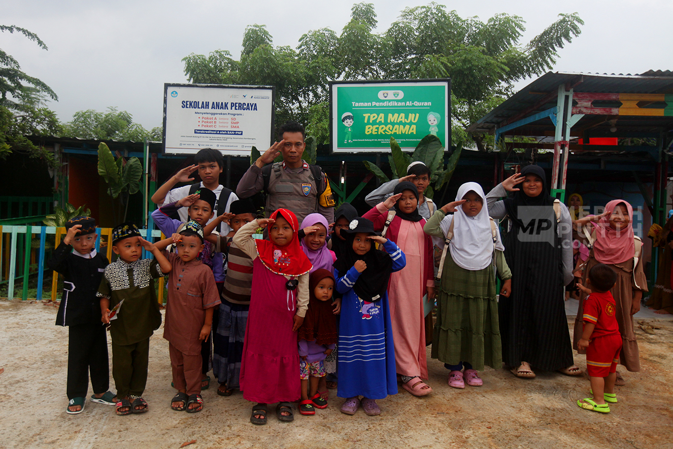 Menilik Dedikasi Aiptu Agus Riyanto Mengajar Anak Pemulung di Sekolah Anak Percaya 