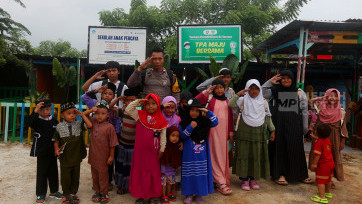 Menilik Dedikasi Aiptu Agus Riyanto Mengajar Anak Pemulung di Sekolah Anak Percaya 