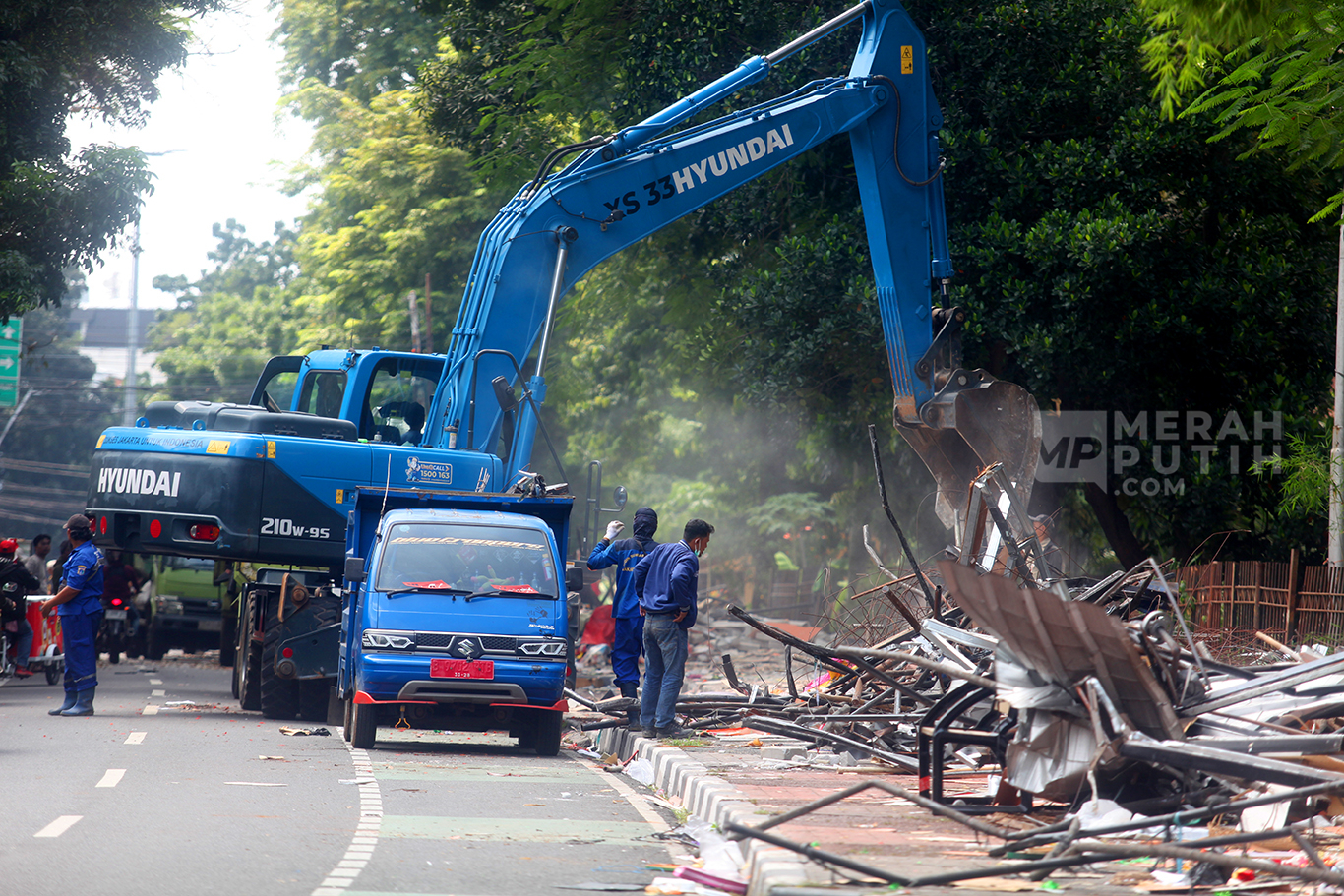 Eskavator melakukan perobohan bangunan kios Pasar hewan Peliharaan Barito, Jakarta Selatan, Senin (27/10/2025).