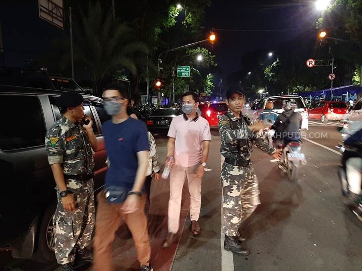 GP Ansor ikut menjaga keamanan misa Natal umat kristiani di Gereja Katedral Jakarta. (Foto: MP/Kanugrahan)