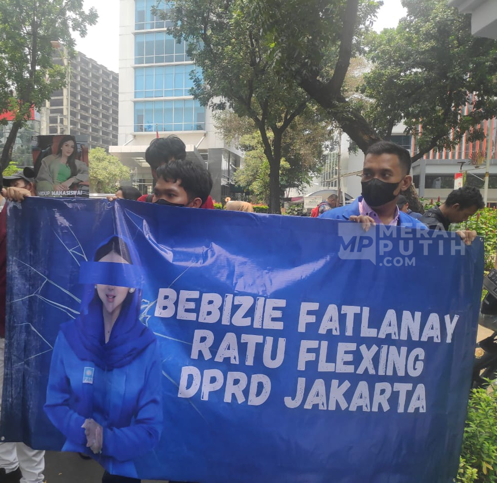Mahasiswa Demo di Gedung DPRD DKI Soroti Flexing Bebizie