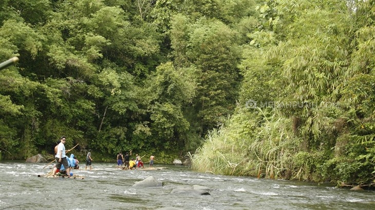 Menikmati Rafting Bambu di Loksado