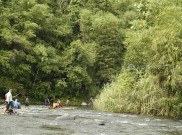 Menikmati Rafting Bambu di Loksado