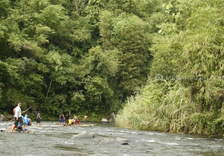 Menikmati Rafting Bambu di Loksado
