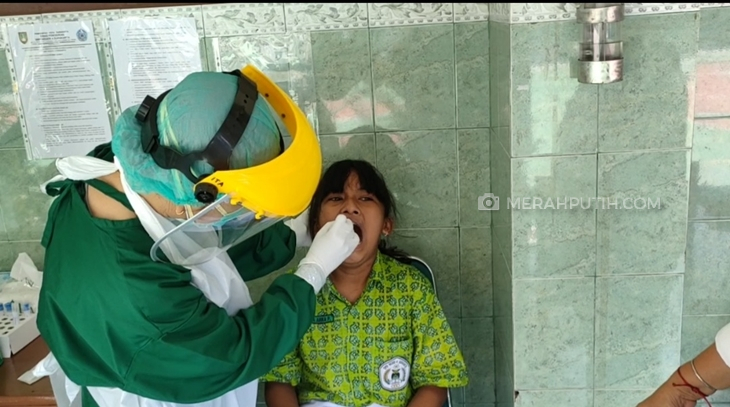 Dinas Kesehatan Kota melakukan tes PCR pada siswa dan guru. (MP/Ismail)
