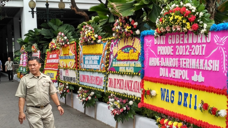 Jelang Pergantian Gubernur DKI Jakarta, Kiriman Bunga Mengalir ke Balai Kota