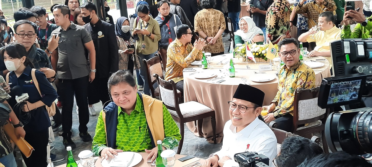 Airlangga Berbatik Hijau saat Bertemu Cak Imin, Sinyal Koalisi?