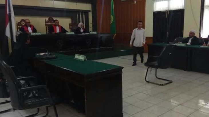 Jasriadi saat sidang mendengarkan putusan hakim atas kasus Saracen. (Antara Foto/ Antarariau)