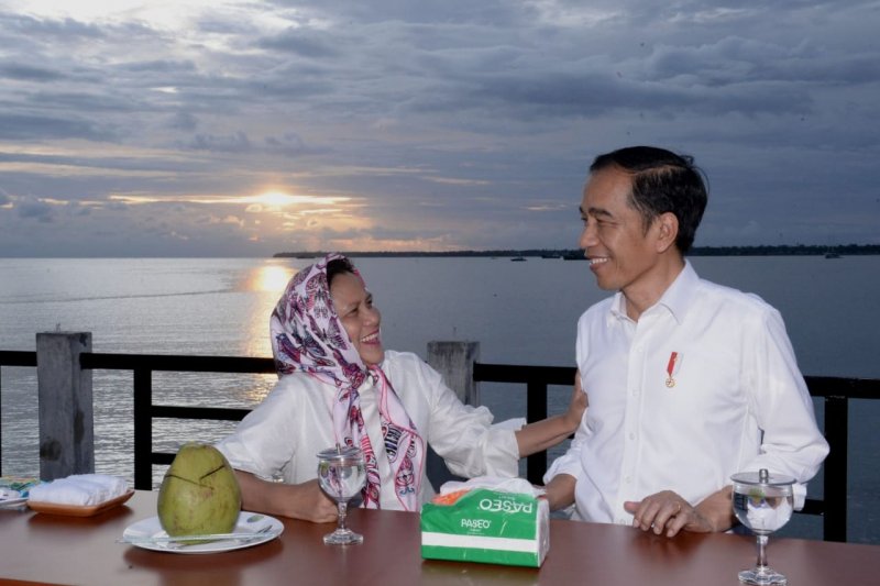 Momen Jokowi-Iriana Saat Nikmati Senja di Kaimana
