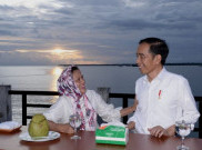 Momen Jokowi-Iriana Saat Nikmati Senja di Kaimana