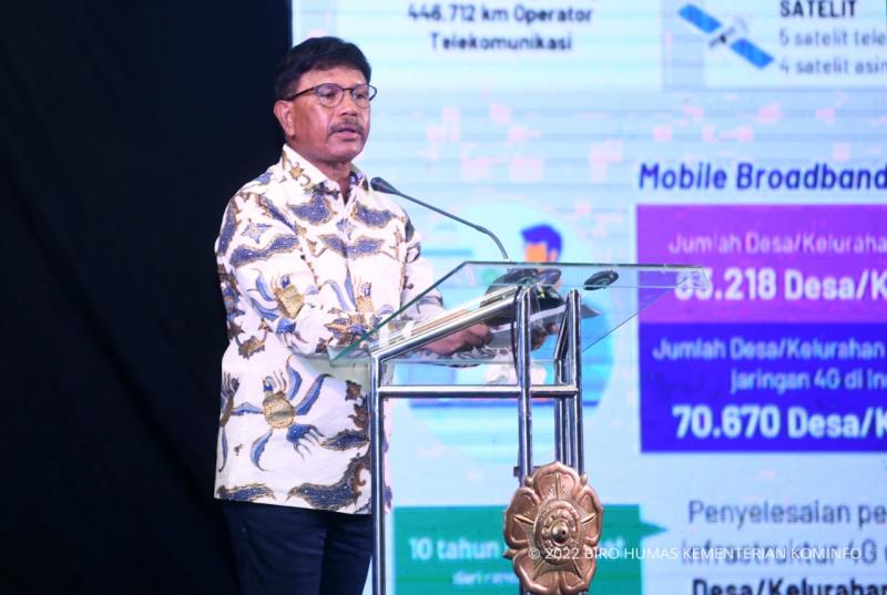 Menkominfo Johnny G. Plate saat menyampaikan Keynote Speech Unpacking the Metaverse: Akselerasi Transformasi Digital dalam Menyambut Teknologi Masa Depan yang berlangsung di Grha Sabha Pramana Universitas Gadjah Mada Yogyakarta, Rabu (18/05/2022). - (AYH)