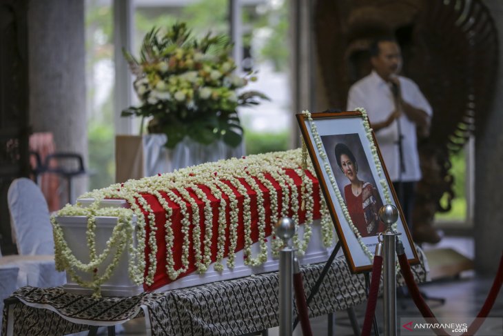 Jenazah almarhumah Ibu Ani Yudhoyono disemayamkan di Kedutaan Besar Indonesia, di Singapura, Sabtu (1/6/2019). ANTARA FOTO/M N Kanwa/ama