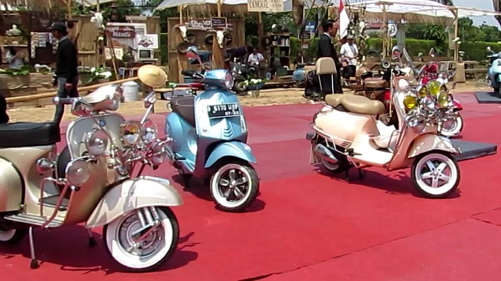 Vespa Antik Mejeng di Candi Prambanan