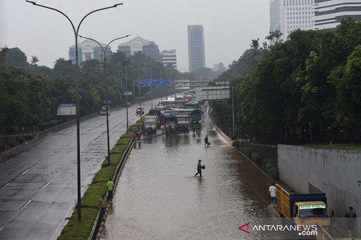 Sejumlah kendaraan terjebak banjir di ruas Tol TB Simatupang, Jakarta, Sabtu (20/2/2021). Banjir yang disebabkan tingginya curah hujan tersebut menyebabkan kemacetan panjang di ruas tol tersebut. ANTARA FOTO/Indrianto Eko Suwarso/