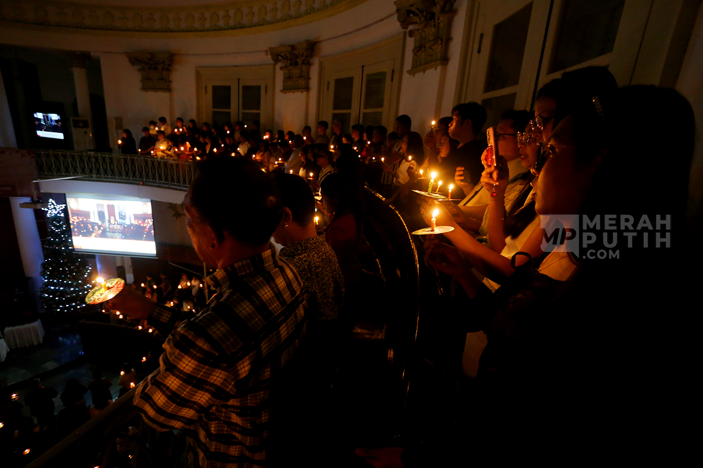 Khidmat Umat Kristiani Ibadah Malam Natal 2025 di GPIB Immanuel Jakarta