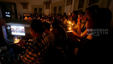 Khidmat Umat Kristiani Ibadah Malam Natal 2025 di GPIB Immanuel Jakarta