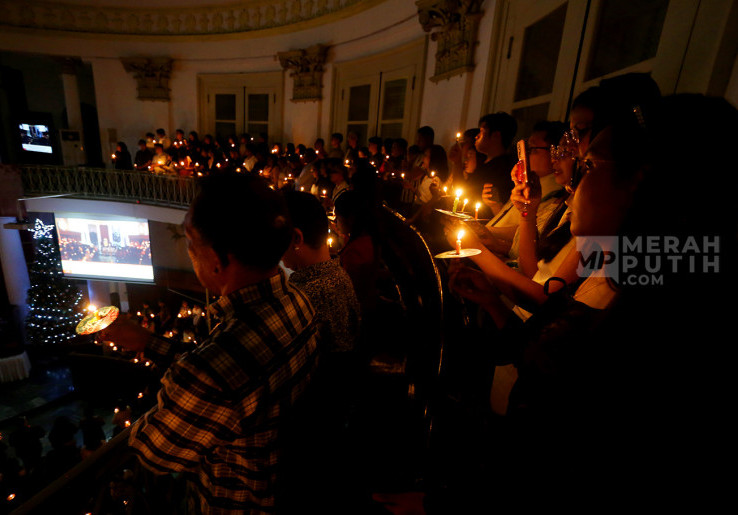 Khidmat Umat Kristiani Ibadah Malam Natal 2025 di GPIB Immanuel Jakarta
