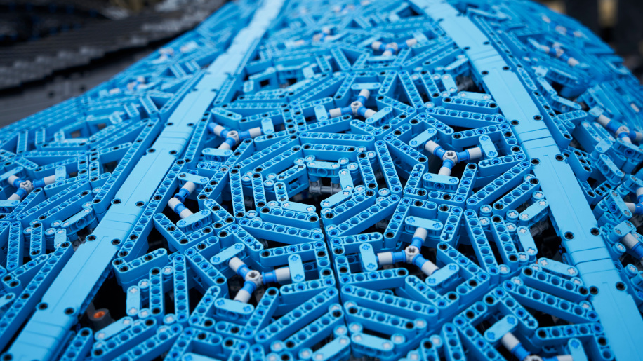 bahan pembuatan LEGO Technic 42083 Bugatti Chiron (Sumber: autoblog.com)