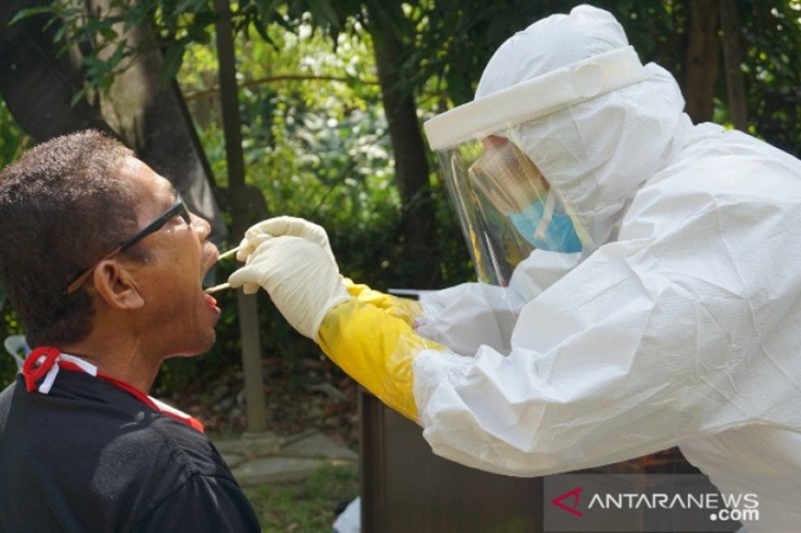 Tes swab secara massal di GBKP KM.4 Padang Bulan, Jalan Jamin Ginting, Medan. (ANTARA/Nur Aprilliana Br Sitorus)