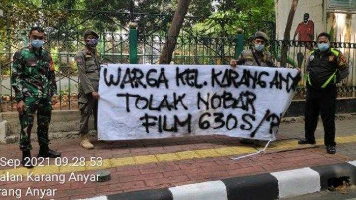 Satpol PP Sawah Besar Tertibkan Spanduk Penolakan Nonton Film G30S PKI
