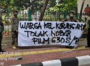 Satpol PP Sawah Besar Tertibkan Spanduk Penolakan Nonton Film G30S PKI