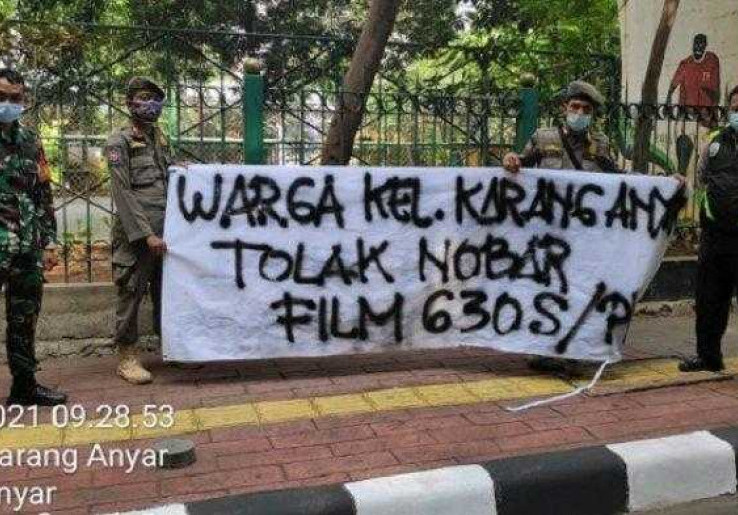 Satpol PP Sawah Besar Tertibkan Spanduk Penolakan Nonton Film G30S PKI