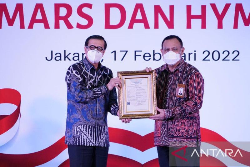 Menkumham Yasonna Hamonangan Laoly menyerahkan Surat Pencatatan Ciptaan Lagu Mars dan Himne Komisi Pemberantasan Korupsi di Jakarta, Kamis. (ANTARA/HO-Humas Kemenkumham)