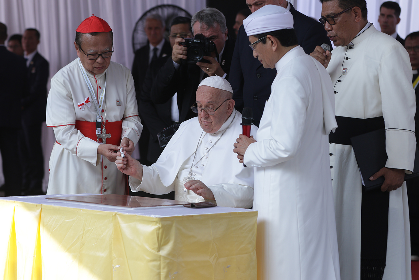 Pemimpin Tertinggi Gereja Katolik sedunia dan Kepala Negara Vatikan Paus Fransiskus didampingi Imam Masjid Istiqlal Nasarudin Umar saat memasuki Masjid Istiqlal, Jakarta, Kamis (5/9/2024).