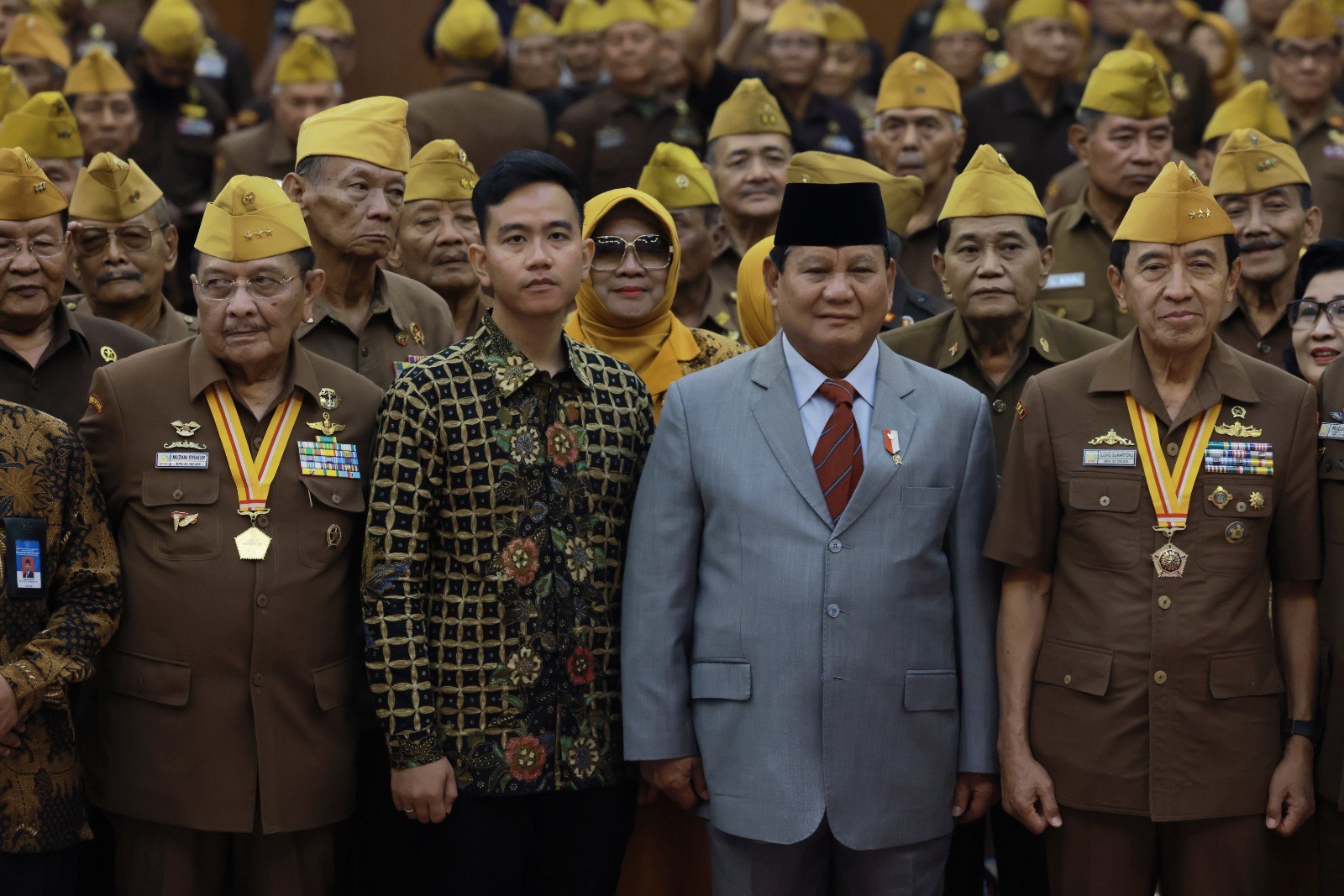 Prabowo dan Gibran Kompak Hadiri Hari Veteran Nasional di UNS