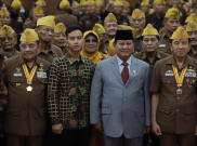 Prabowo dan Gibran Kompak Hadiri Hari Veteran Nasional di UNS