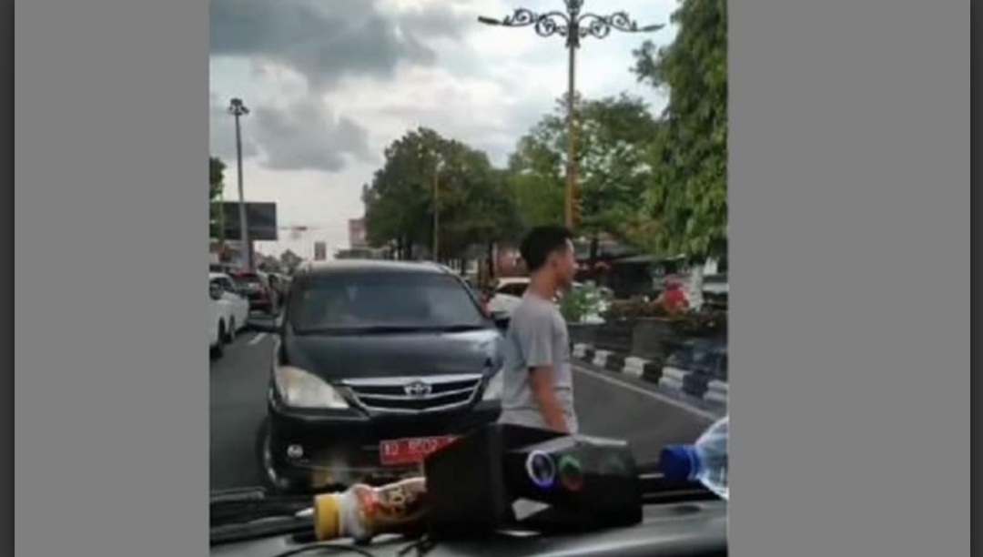 Mobil plat merah AD 9502 OL menghalangi ambulans lewat. (MP/@kabar_klaten) 