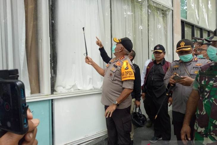 Kapolda Papua Irjen Polisi Paulus Waterpauw mengamati salah satu titik bekas tembakan senjata api oleh KKB pada kaca sisi kanan gedung perkantoran PTFI Kuala Kencana, Selasa (31/3/2020) (ANTARA/Evarianus Supar)