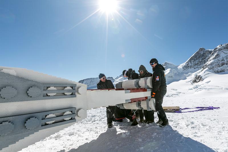 Pesawat X-Wing Star Wars dari LEGO 'Terbang' Sampai Pegunungan Swiss