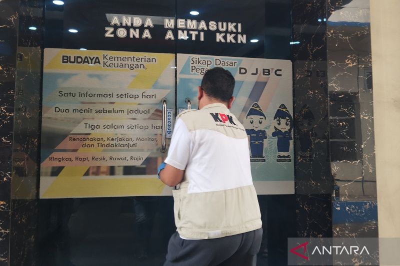 KPK Geledah Bea Cukai dan Pabrik Rokok di Kudus