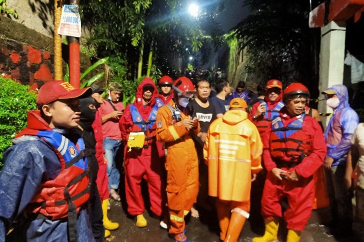 Petugas Damkar Jakarta Selatan membantu evakuasi warga Jalan Damai, Kelurahan Ciganjur, Jagakarsa, terdampak banjir dan longsor, Sabtu malam (10/10