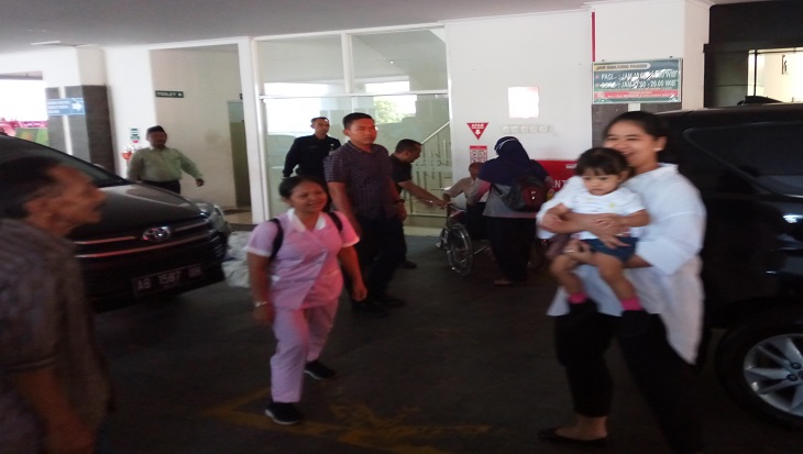 Selvi Ananda dan La Lembah Manah pulang dari RS PKU Muhammadiyah Solo, Jawa Tengah, Senin (18/11) (MP/Ismail)