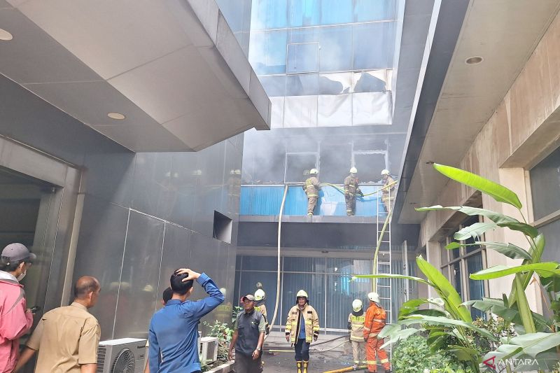 Detik-Detik ASN Kemendagri Terobos Api di Tangga Darurat Kantor Demi Nyawa