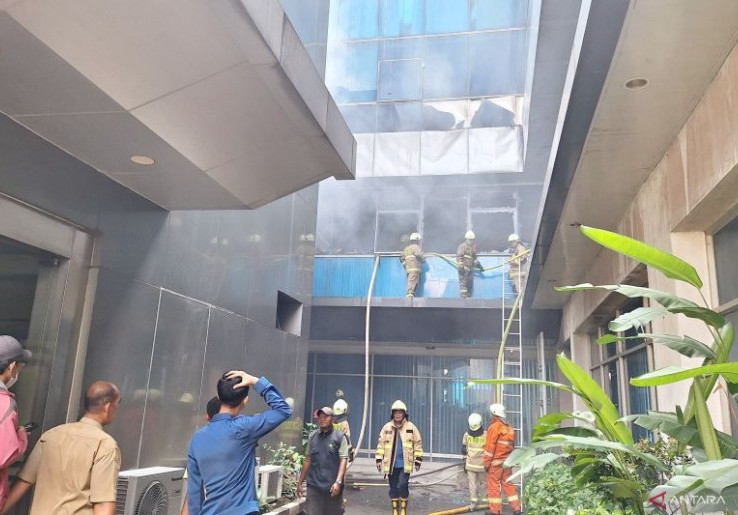 Detik-Detik ASN Kemendagri Terobos Api di Tangga Darurat Kantor Demi Nyawa