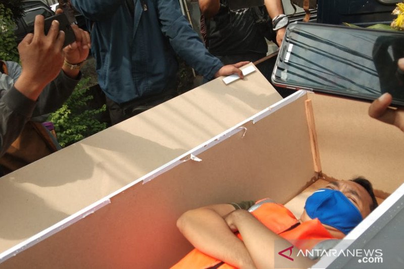 [HOAKS atau FAKTA] Petugas Kuburkan Peti Mati Kosong untuk Takut-takuti Rakyat
