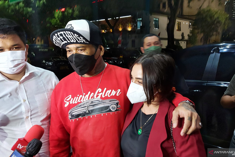 Musisi I Gede Ari Astina alias Jerinx (tengah) didampingi istrinya, Nora Alexandra (kanan) tiba di Polda Metro Jaya untuk diperiksa oleh Polda Metro Jaya terkait kasus dugaan pengancaman terhadap pegiat media sosial Adam Deni, Jumat (13/8/2021). ANTARA/Fianda Sjofjan Rassat