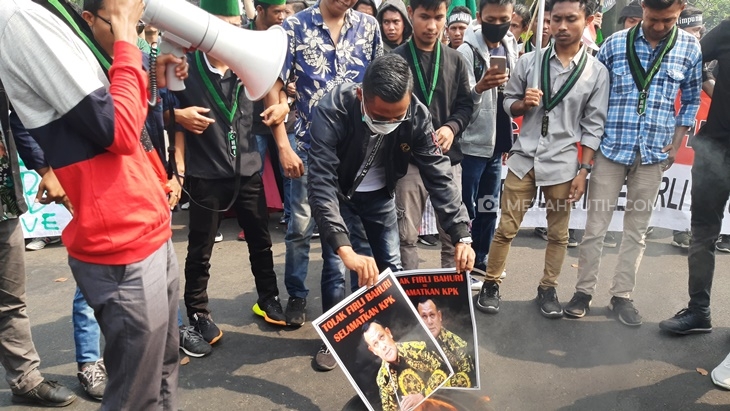 Massa HMI Bakar Foto Irjen Firli Sambil Nyanyi 'Jokowi Gagal' di Depan Istana