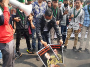 Massa HMI Bakar Foto Irjen Firli Sambil Nyanyi 'Jokowi Gagal' di Depan Istana