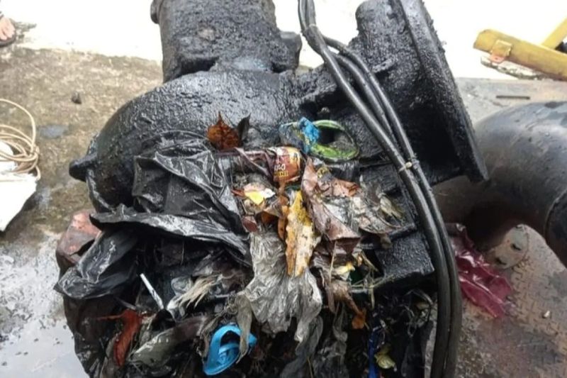 10% Pompa Kontrol Banjir Jakbar Rusak Terlilit Sampah Celana Jeans