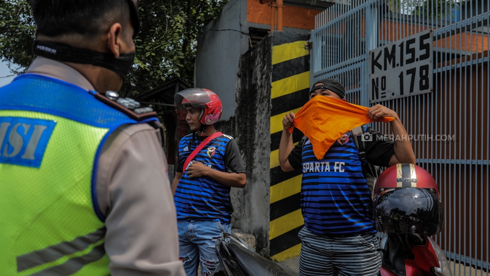 Pemeriksaan pengendara di Jaan Daan Mogot, Kalideres, Jakarta Barat, Jumat (4/10). (Foto: MP/Rizki Fitrianto)